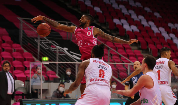 他的一举一 他的一举一